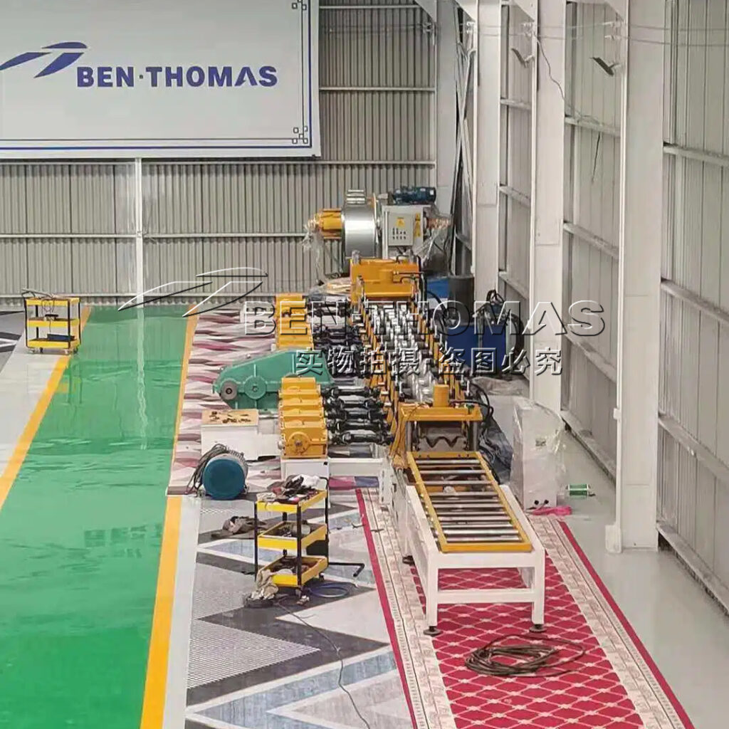 Highway guardrail roll forming machine